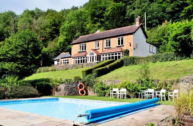 Beautiful villa for 14 guests with private pool, WIFI, terrace and pets allowed