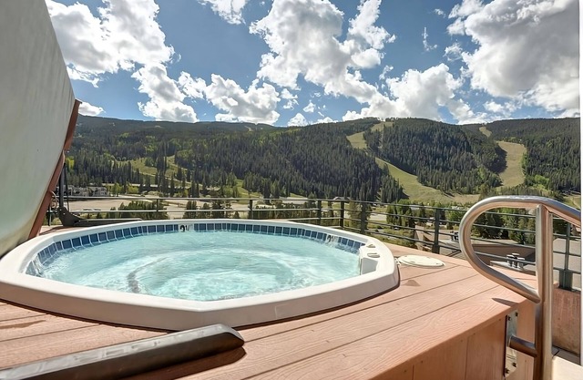Best Place to Unwind! 3 Modern Units, Jacuzzi, Free Shuttle and Breakfast!