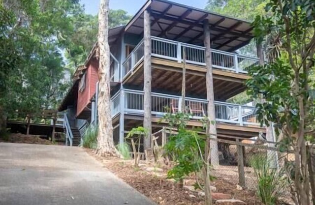 “Bethongabel” is a large home located only a minutes walk to Straddie Hotel.