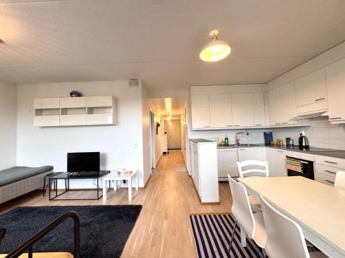Big 3-Bedroom with Sauna, balcony, FREE parking