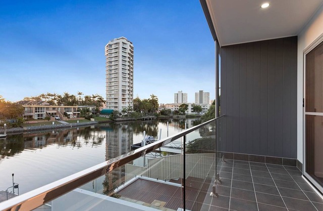 Bliss At Surfers Paradise walk to Surfers!