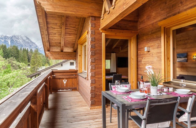 'Blockhaus Sonnenspitz' holiday flat with mountain views, communal garden and WLAN