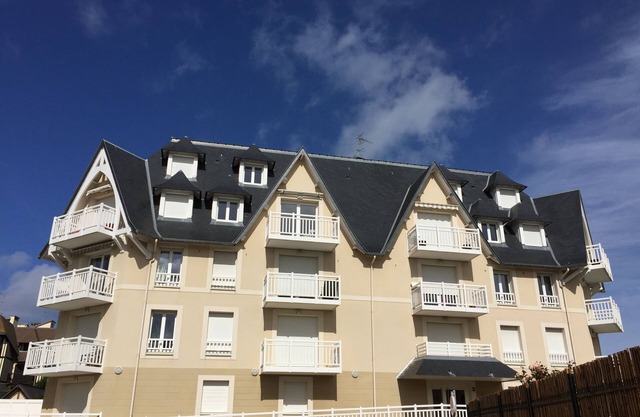 BLONVILLE SEA - near DEAUVILLE - apartment 4/6 pers.