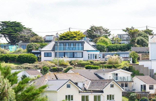 BLUE BAY BEACH HOUSE, pet friendly, with hot tub in Mawgan Porth