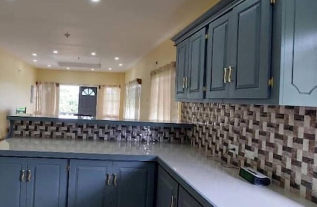 Blue Heron Place: Large Home Style Rental Unit:5 Minute Drive To Popular Beaches