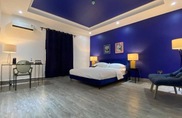 Bluxton Hill Hotel