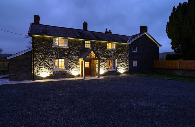 BODAIOCH COTTAGE, pet friendly, with hot tub in Caersws