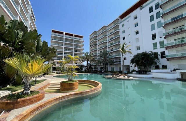 bonita habitación hotelera con balcón by Gpsrentas