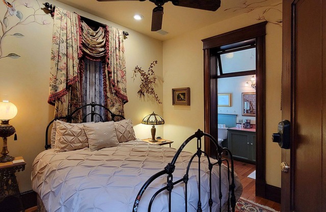 BookStayHop - Peerless Hotel~ Guest Room 6~ Downtown Ashland
