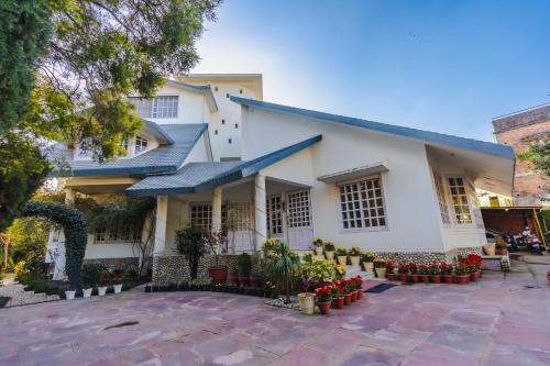 Boutique Villa by Hotel Saffron Leaf with Private Lawn & Bonfire
