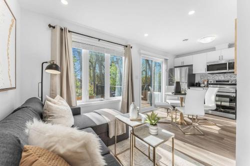 BRAND NEW and Stylish 2BR Suite With Sofa Bed, Located 7 Mins From Niagara Falls and can Sleep 6 Guests