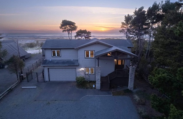 Breathtaking Beach Views, Pet Friendly, Huge Deck w/Hot Tub, Private Fire-Pit, Steps From Ocean