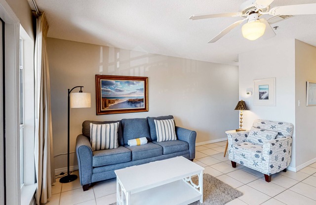 Breathtaking condo, Waterfront views, Minutes to the beach