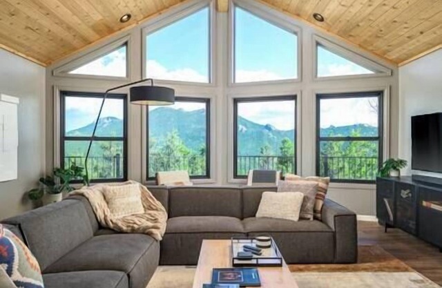 Breathtaking Views, Peaceful Luxe Chalet w/Hot Tub