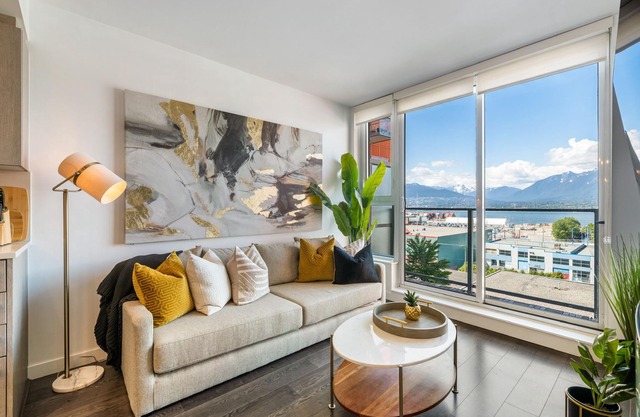 Breathtaking Views of Mountains & Ocean Sleeps 4 - Fast Wifi & Secured Parking