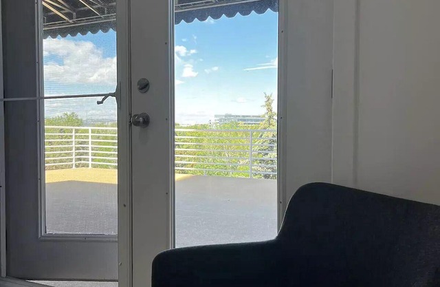 Bridgeview #4 - Penthouse studio w free parking
