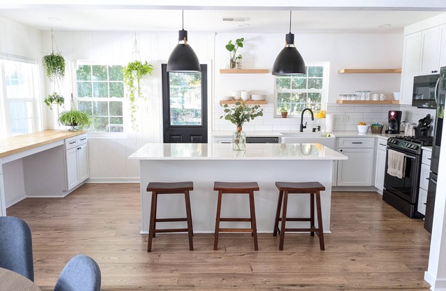 Bright & Airy HOUSE for 12, Walk to Campus!