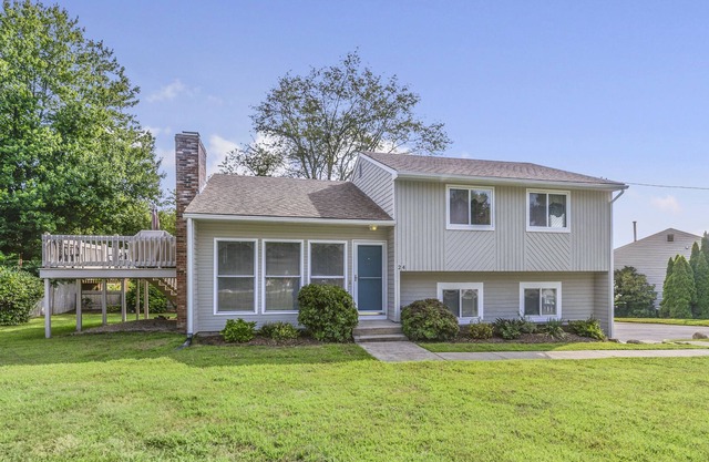 Bright and Airy Home in Bonnet Shores with Central Air and Includes 4 Narragansett Beach Passes!