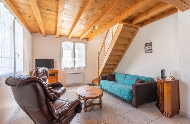 Bright Apartment 300m from the Beach