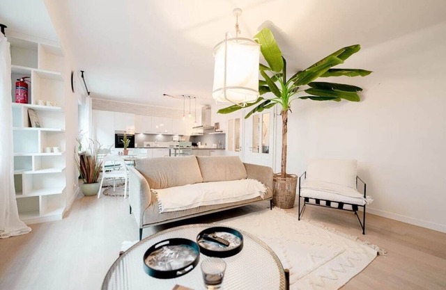 Bright Apt w/Smart TV, WiFi & Walk to Parc Merl