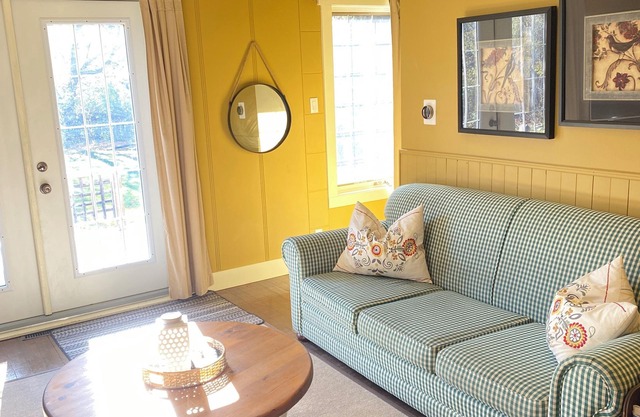 Bright Cozy Sinclair Cottage In Beautiful Windermere BC. Pickleball court.