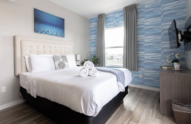Bright Downtown San Diego Apartment w/Wifi + Parking