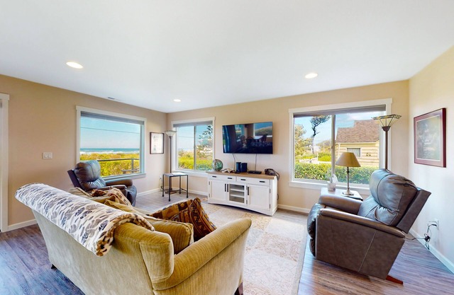Bright, modern home with great ocean views & deck - walk to the beach