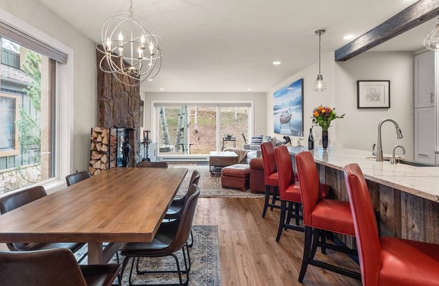 Bright & Spacious W/ Extra Sleeping Den. Incredible Views of Snowmass. W/D, Wood Fireplace. Parking