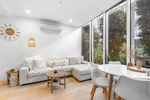 Brighton 1-Bed Apartment with Balcony & Parking