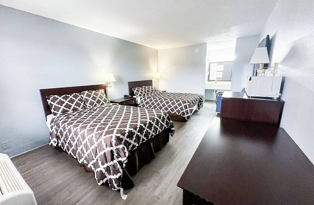 Budget-Friendly Room Near Frank Stafford Memorial Park – 2 Miles Away