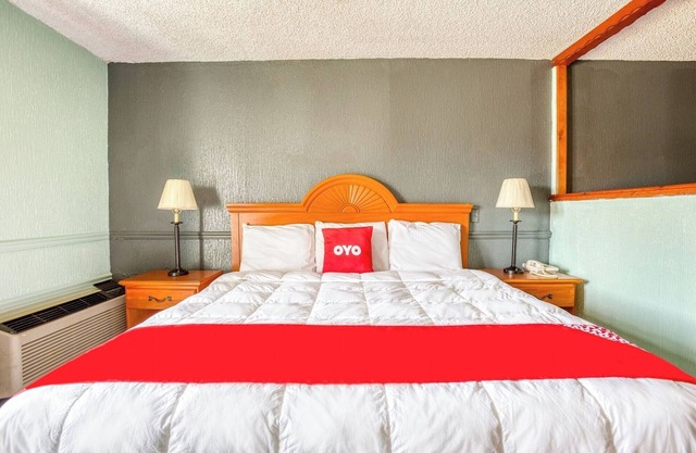 Budget-Friendly Room w/King Bed Perfect for an Affordable Weekend Escape