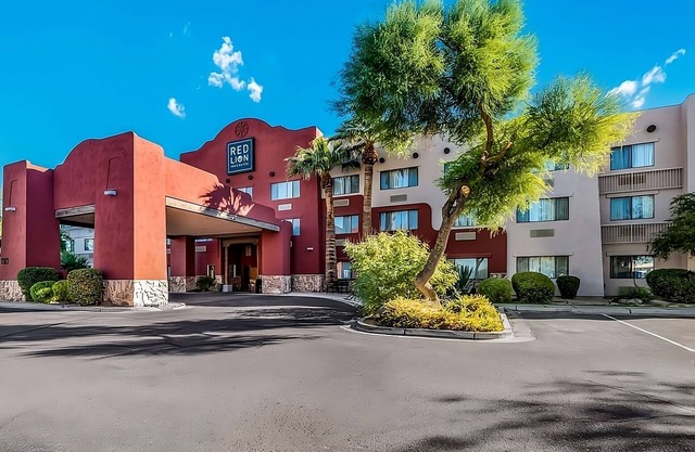 Budget-Friendly Units Near Attractions! Free Breakfast, Wifi, Parking, and Pool