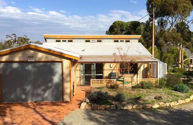 Bundalee Cabins- Pistachio cabin, access and pet friendly