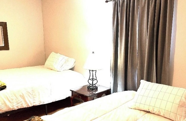 Business Professionals on Bordeaux Private Room 2 : w/ WiFi, Cable & Gym