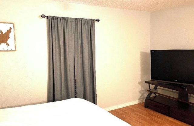 Business Professionals on Bordeaux Private Room 1 : w/ WiFi, Cable & Gym