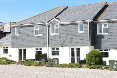 BY THE BEACH, dog friendly cottage with parking