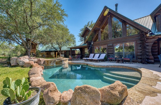 Cabin Fever: Cozy Retreat for Lake Lovers Awaits!