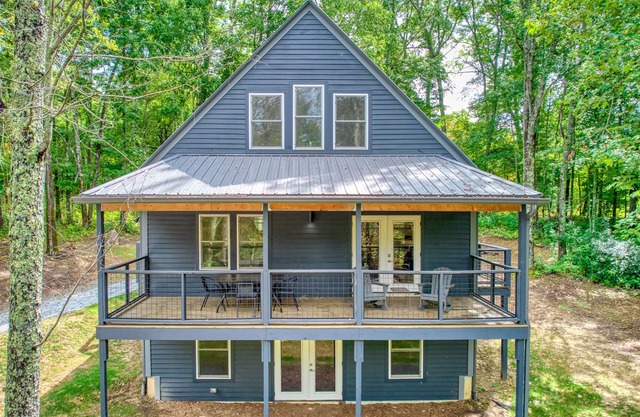 Cabin near lake with grill, outdoor dining, central AC, & washer/dryer
