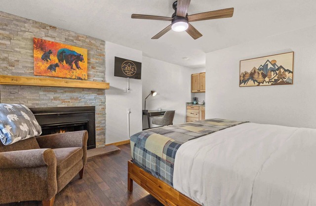Cabin15 - King bed! Hotel Style Unit