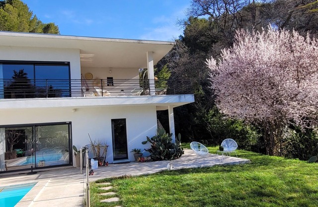 Californian villa with heated pool, 5 minutes from town center