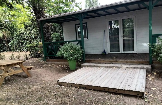 Campsite Flower Les Fauvettes * - Chalet EPICEA comfort 48m2, (3 bedrooms-6 people) with covered terrace, air conditioning and wifi for short stay 6 people