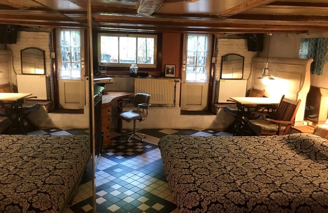 Canal Apartment 17th cent in Old Center of Amsterdam