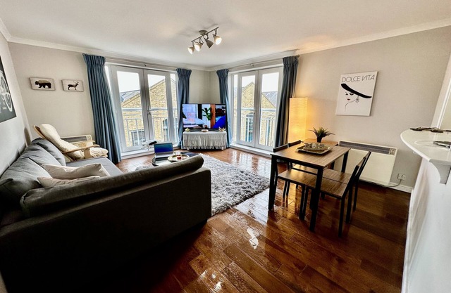 Canary Wharf Luxury apartment sleeps 6 with parking