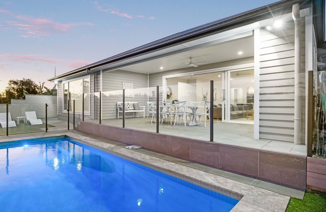 Capri Waterfront Resort-Style 5BR & Pool