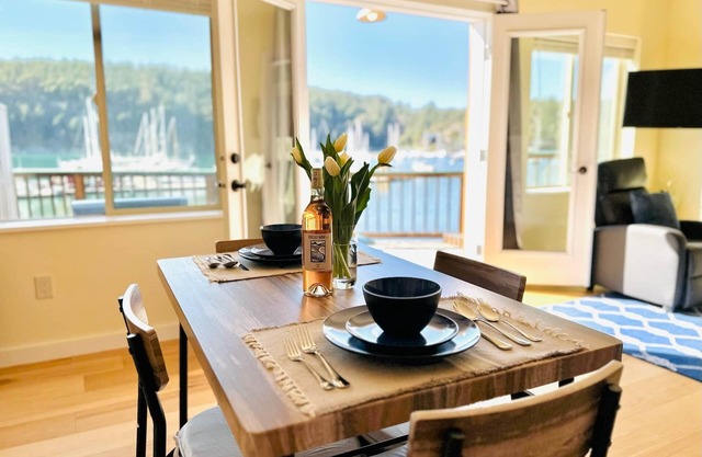 CAPTAINS QUARTERS - PRIVATE, STEPS FROM THE BEACH