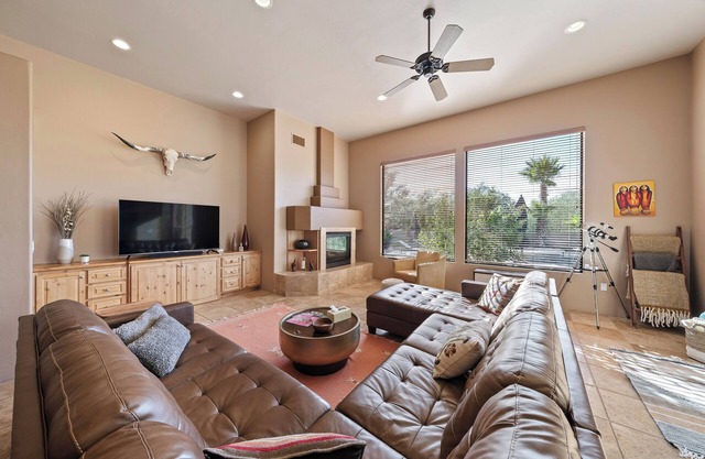 Captivating 4-bedroom house w/optional heated pool, spa and mountain views!