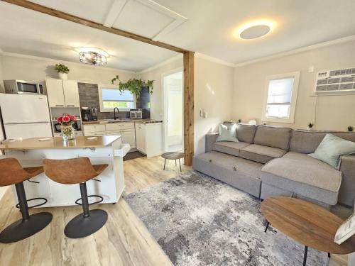 Carriage house with hot tub close to Ski Hill and Wineries