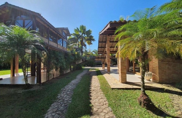 Casa Para Famílias com Quadra de Futebol, Piscina e há Poucos Metros da Praia