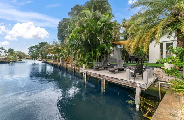 Casa Agape Waterfront Hot tub