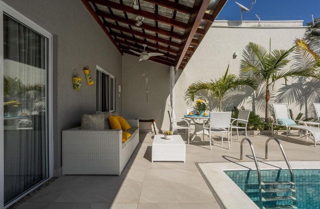 Casa com área gourmet e piscina na praia do Indaiá